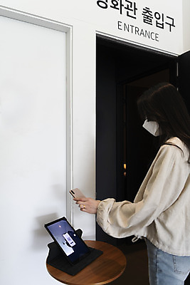 포토 JPG 공공시설 여자 출입구 실내 마스크 한명 서기 들기 20대 성인 옆모습 스마트폰 태블릿 한국인 영화관 안전수칙 공공장소 QR코드 성인여자한명만 코로나바이러스 생활방역 전자출입명부 방역지침 국내포토 1 뷰포인트 모션 안전 사람 동양인 청년 내부 전자제품 핸드폰 스마트기기 장소 바이러스 극장 시설 개인정보 방역 여자한명만 성인여자만 파일형식