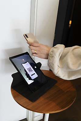 포토 JPG 손 공공시설 실내 서기 들기 신체부위 스마트폰 태블릿 영화관 안전수칙 공공장소 QR코드 코로나바이러스 생활방역 전자출입명부 방역지침 국내포토 모션 안전 사람 내부 전자제품 핸드폰 스마트기기 장소 바이러스 극장 시설 개인정보 방역 파일형식