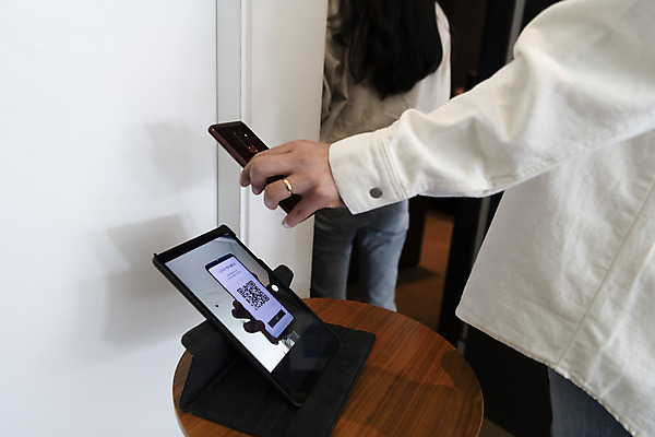 포토 JPG 공공시설 여자 남자 실내 서기 들기 상반신 20대 성인 두명 옆모습 뒷모습 스마트폰 태블릿 한국인 영화관 안전수칙 공공장소 QR코드 영화감상 성인만 코로나바이러스 생활방역 전자출입명부 방역지침 국내포토 뷰포인트 모션 안전 사람 동양인 청년 내부 전자제품 핸드폰 스마트기기 감상 장소 바이러스 극장 영화 시설 개인정보 방역 파일형식