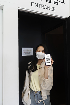 포토 JPG 응시 공공시설 여자 실내 마스크 한명 들기 20대 성인 앞모습 스마트폰 한국인 영화관 안전수칙 보여주기 공공장소 QR코드 성인여자한명만 코로나바이러스 생활방역 전자출입명부 방역지침 국내포토 1 시선 뷰포인트 모션 안전 사람 동양인 청년 내부 핸드폰 스마트기기 장소 바이러스 극장 시설 개인정보 방역 여자한명만 성인여자만 파일형식