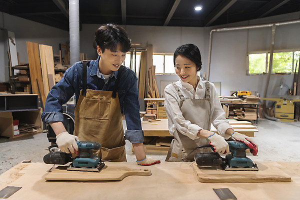포토 JPG 커플 응시 여자 남자 커플라이프 데이트 실내 미소 상반신 20대 성인 두명 목재 앞모습 앞치마 한국인 잡기 작업실 목공예 가구공방 사포 나무도마 다듬기 대패 목장갑 성인만 공방체험 국내포토 나무 라이프스타일 시선 뷰포인트 장갑 재료 관계 모션 도마 표정 사람 동양인 청년 내부 체험 공예 파일형식