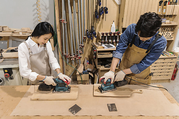 포토 JPG 커플 여자 남자 커플라이프 데이트 실내 상반신 20대 성인 두명 목재 앞모습 앞치마 한국인 잡기 작업실 목공예 가구공방 사포 나무도마 다듬기 대패 목장갑 성인만 공방체험 국내포토 나무 라이프스타일 뷰포인트 장갑 재료 관계 모션 도마 사람 동양인 청년 내부 체험 공예 파일형식