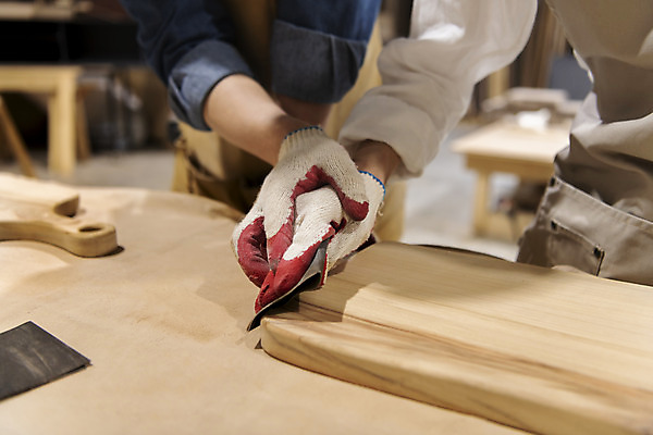 포토 JPG 손 커플 여자 남자 커플라이프 데이트 실내 상반신 20대 성인 두명 목재 앞모습 아웃포커스 손잡기 한국인 잡기 작업실 목공예 가구공방 사포 나무도마 다듬기 목장갑 성인만 공방체험 국내포토 나무 라이프스타일 뷰포인트 장갑 재료 관계 모션 도마 촬영기법 사람 동양인 청년 내부 신체부위 체험 공예 파일형식