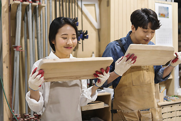 포토 JPG 커플 여자 남자 커플라이프 데이트 실내 미소 들기 상반신 20대 성인 두명 목재 앞모습 눈감음 앞치마 한국인 작업실 향기 목공예 가구공방 나무도마 목장갑 성인만 공방체험 국내포토 나무 라이프스타일 뷰포인트 장갑 재료 관계 모션 도마 표정 사람 동양인 청년 내부 체험 공예 냄새 파일형식