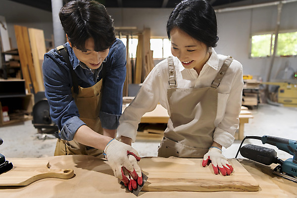 포토 JPG 커플 응시 여자 남자 커플라이프 데이트 실내 미소 상반신 20대 성인 두명 목재 앞모습 손잡기 앞치마 한국인 잡기 작업실 목공예 가구공방 사포 나무도마 다듬기 목장갑 성인만 공방체험 국내포토 나무 라이프스타일 시선 뷰포인트 장갑 재료 관계 모션 도마 표정 사람 동양인 청년 내부 체험 공예 파일형식