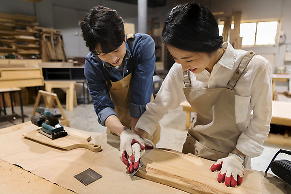 포토 JPG 커플 응시 여자 남자 커플라이프 데이트 실내 미소 상반신 20대 성인 두명 목재 앞모습 손잡기 앞치마 한국인 잡기 작업실 목공예 가구공방 사포 나무도마 다듬기 대패 목장갑 성인만 공방체험 국내포토 나무 라이프스타일 시선 뷰포인트 장갑 재료 관계 모션 도마 표정 사람 동양인 청년 내부 체험 공예 파일형식