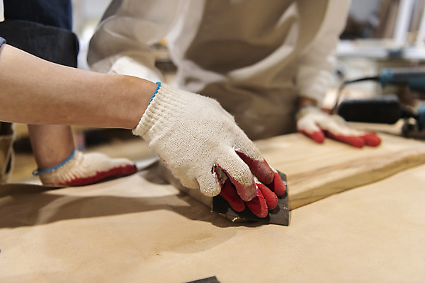 포토 JPG 손 커플 여자 커플라이프 데이트 실내 한명 상반신 20대 성인 목재 옆모습 아웃포커스 신체부위 손잡기 앞치마 한국인 잡기 작업실 목공예 가구공방 사포 나무도마 다듬기 목장갑 성인여자한명만 공방체험 국내포토 나무 1 라이프스타일 뷰포인트 장갑 재료 관계 모션 도마 촬영기법 사람 동양인 청년 내부 체험 공예 여자한명만 성인여자만 파일형식