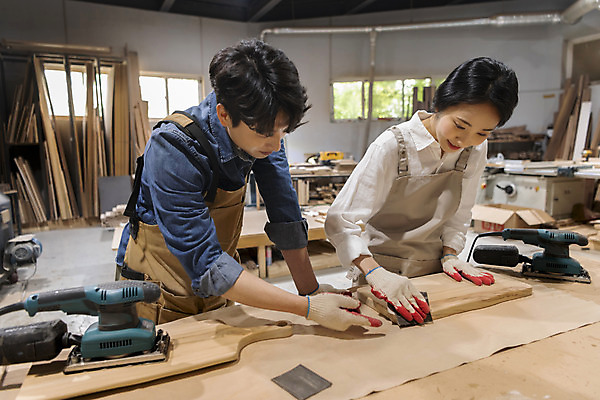 포토 JPG 커플 응시 여자 남자 커플라이프 데이트 실내 미소 상반신 20대 성인 두명 목재 앞모습 앞치마 한국인 가리킴 작업실 목공예 가구공방 사포 나무도마 다듬기 대패 목장갑 성인만 공방체험 국내포토 나무 라이프스타일 시선 뷰포인트 장갑 재료 관계 모션 도마 표정 사람 동양인 손짓 청년 내부 체험 공예 파일형식