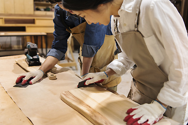포토 JPG 커플 여자 남자 커플라이프 데이트 실내 상반신 20대 성인 두명 목재 옆모습 앞치마 한국인 잡기 작업실 목공예 가구공방 사포 나무도마 다듬기 목장갑 성인만 공방체험 국내포토 나무 라이프스타일 뷰포인트 장갑 재료 관계 모션 도마 사람 동양인 청년 내부 체험 공예 파일형식