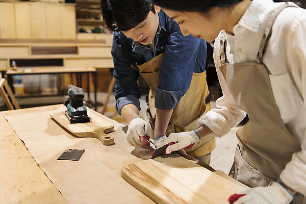 포토 JPG 커플 여자 남자 커플라이프 데이트 실내 상반신 20대 성인 두명 목재 옆모습 앞치마 한국인 가리킴 잡기 작업실 목공예 가구공방 사포 나무도마 다듬기 목장갑 성인만 공방체험 국내포토 나무 라이프스타일 뷰포인트 장갑 재료 관계 모션 도마 사람 동양인 손짓 청년 내부 체험 공예 파일형식