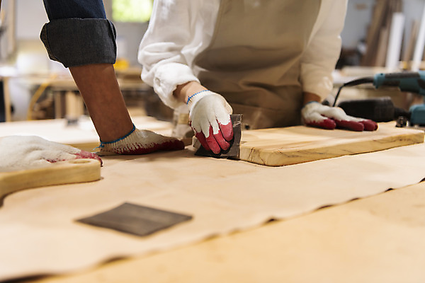 포토 JPG 손 커플 여자 커플라이프 데이트 실내 한명 상반신 20대 성인 목재 앞모습 신체부위 앞치마 한국인 잡기 작업실 목공예 가구공방 사포 나무도마 다듬기 목장갑 성인여자한명만 공방체험 국내포토 나무 1 라이프스타일 뷰포인트 장갑 재료 관계 모션 도마 사람 동양인 청년 내부 체험 공예 여자한명만 성인여자만 파일형식