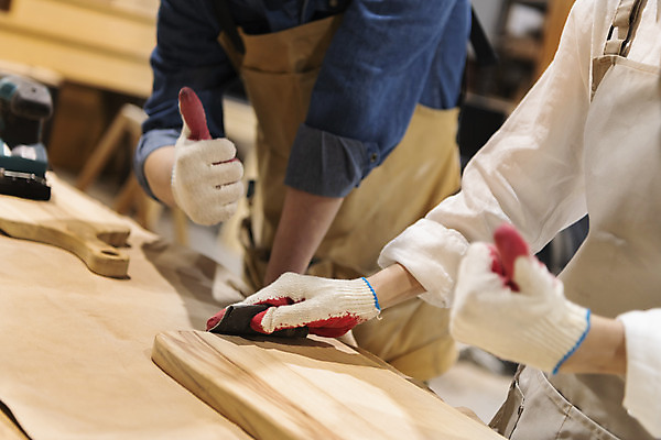 포토 JPG 커플 여자 남자 커플라이프 데이트 실내 상반신 20대 성인 두명 목재 앞모습 앞치마 한국인 잡기 최고 작업실 목공예 가구공방 사포 나무도마 목장갑 성인만 공방체험 국내포토 나무 라이프스타일 뷰포인트 장갑 재료 관계 모션 도마 사람 동양인 청년 내부 체험 공예 파일형식