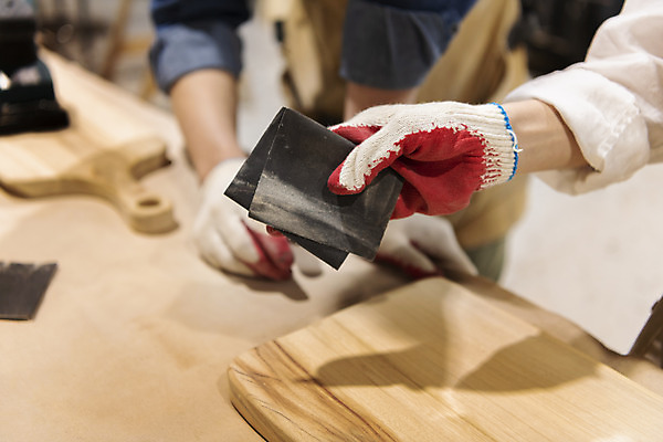 포토 JPG 손 커플 남자 커플라이프 데이트 실내 한명 들기 상반신 20대 성인 목재 옆모습 아웃포커스 신체부위 앞치마 한국인 작업실 목공예 가구공방 사포 나무도마 목장갑 성인남자한명만 공방체험 국내포토 나무 1 라이프스타일 뷰포인트 장갑 재료 관계 모션 도마 촬영기법 사람 동양인 청년 내부 체험 공예 남자한명만 성인남자만 파일형식