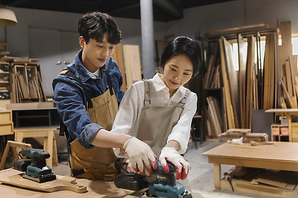 포토 JPG 커플 응시 여자 남자 커플라이프 데이트 실내 미소 상반신 20대 성인 두명 목재 앞모습 앞치마 한국인 잡기 작업실 목공예 가구공방 나무도마 다듬기 대패 목장갑 성인만 공방체험 국내포토 나무 라이프스타일 시선 뷰포인트 장갑 재료 관계 모션 도마 표정 사람 동양인 청년 내부 체험 공예 파일형식