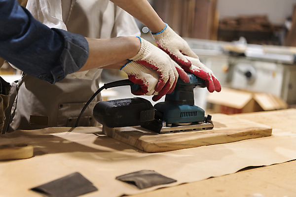포토 JPG 손 커플 여자 커플라이프 데이트 실내 한명 상반신 20대 성인 목재 옆모습 아웃포커스 신체부위 손잡기 앞치마 한국인 잡기 작업실 목공예 가구공방 사포 나무도마 다듬기 대패 목장갑 성인여자한명만 공방체험 국내포토 나무 1 라이프스타일 뷰포인트 장갑 재료 관계 모션 도마 촬영기법 사람 동양인 청년 내부 체험 공예 여자한명만 성인여자만 파일형식