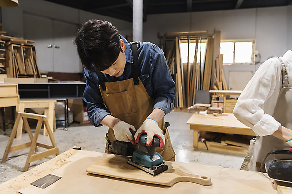 포토 JPG 커플 여자 남자 커플라이프 데이트 실내 상반신 20대 성인 두명 목재 앞모습 앞치마 한국인 잡기 작업실 목공예 가구공방 사포 나무도마 다듬기 대패 목장갑 성인만 공방체험 국내포토 나무 라이프스타일 뷰포인트 장갑 재료 관계 모션 도마 사람 동양인 청년 내부 체험 공예 파일형식