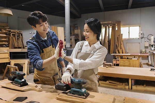 포토 JPG 커플 응시 여자 남자 커플라이프 데이트 실내 미소 상반신 20대 성인 두명 목재 앞모습 옆모습 앞치마 한국인 잡기 작업실 목공예 하이파이브 가구공방 사포 나무도마 대패 목장갑 성인만 공방체험 국내포토 나무 라이프스타일 시선 뷰포인트 장갑 재료 관계 모션 도마 표정 사람 동양인 손짓 청년 내부 체험 공예 파일형식