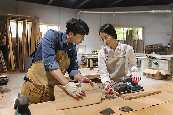 포토 JPG 커플 응시 여자 남자 커플라이프 데이트 실내 상반신 20대 성인 두명 목재 앞모습 앞치마 한국인 잡기 작업실 목공예 보여주기 가구공방 사포 나무도마 대패 목장갑 성인만 공방체험 국내포토 나무 라이프스타일 시선 뷰포인트 장갑 재료 관계 모션 도마 사람 동양인 청년 내부 체험 공예 파일형식