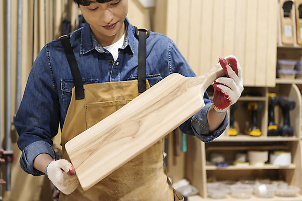 포토 JPG 응시 남자 맨라이프 실내 한명 들기 상반신 20대 성인 목재 앞모습 앞치마 한국인 작업실 목공예 가구공방 나무도마 목장갑 성인남자한명만 공방체험 국내포토 나무 1 라이프스타일 시선 뷰포인트 장갑 재료 모션 도마 사람 동양인 청년 내부 체험 공예 남자한명만 성인남자만 파일형식