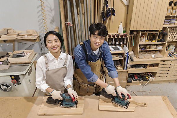 포토 JPG 커플 응시 여자 남자 커플라이프 데이트 실내 미소 상반신 20대 성인 두명 목재 앞모습 앞치마 한국인 잡기 작업실 목공예 가구공방 사포 나무도마 다듬기 대패 목장갑 성인만 공방체험 국내포토 나무 라이프스타일 시선 뷰포인트 장갑 재료 관계 모션 도마 표정 사람 동양인 청년 내부 체험 공예 파일형식