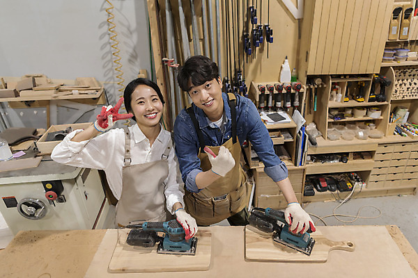 포토 JPG 커플 응시 여자 남자 커플라이프 데이트 실내 미소 상반신 20대 성인 두명 목재 앞모습 앞치마 한국인 잡기 최고 작업실 브이 목공예 가구공방 사포 나무도마 대패 목장갑 성인만 공방체험 국내포토 나무 라이프스타일 시선 뷰포인트 장갑 재료 관계 모션 도마 표정 사람 동양인 손짓 청년 내부 체험 공예 파일형식