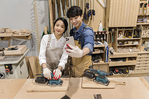 포토 JPG 커플 응시 여자 남자 커플라이프 데이트 실내 미소 들기 상반신 20대 성인 두명 목재 앞모습 스마트폰 앞치마 한국인 작업실 셀프카메라 목공예 가구공방 사포 나무도마 대패 목장갑 성인만 공방체험 국내포토 나무 라이프스타일 시선 뷰포인트 장갑 재료 관계 모션 도마 표정 사람 동양인 청년 내부 핸드폰 스마트기기 사진촬영 체험 공예 파일형식