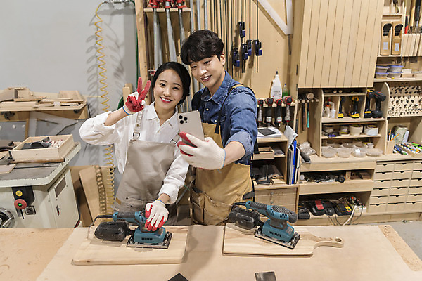 포토 JPG 커플 응시 여자 남자 커플라이프 데이트 실내 미소 들기 상반신 20대 성인 두명 목재 앞모습 스마트폰 앞치마 한국인 잡기 작업실 셀프카메라 브이 목공예 가구공방 사포 나무도마 대패 목장갑 성인만 공방체험 국내포토 나무 라이프스타일 시선 뷰포인트 장갑 재료 관계 모션 도마 표정 사람 동양인 손짓 청년 내부 핸드폰 스마트기기 사진촬영 체험 공예 파일형식