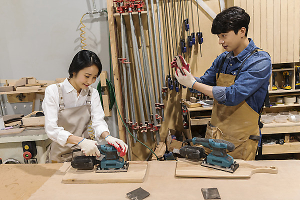 포토 JPG 커플 여자 남자 커플라이프 데이트 실내 미소 들기 상반신 20대 성인 두명 목재 앞모습 옆모습 스마트폰 사진촬영 앞치마 한국인 잡기 작업실 목공예 가구공방 사포 나무도마 다듬기 대패 목장갑 성인만 공방체험 국내포토 나무 라이프스타일 뷰포인트 장갑 재료 관계 모션 도마 표정 사람 동양인 청년 내부 핸드폰 스마트기기 촬영 체험 공예 파일형식