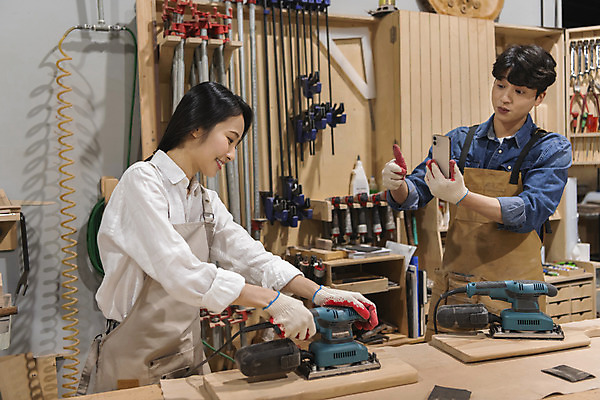 포토 JPG 커플 여자 남자 커플라이프 데이트 실내 미소 들기 상반신 20대 성인 두명 목재 앞모습 옆모습 스마트폰 사진촬영 앞치마 한국인 잡기 최고 작업실 목공예 가구공방 사포 나무도마 다듬기 대패 목장갑 성인만 공방체험 국내포토 나무 라이프스타일 뷰포인트 장갑 재료 관계 모션 도마 표정 사람 동양인 청년 내부 핸드폰 스마트기기 촬영 체험 공예 파일형식