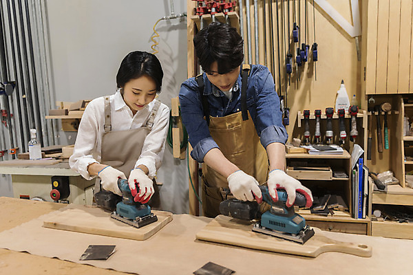 포토 JPG 커플 여자 남자 커플라이프 데이트 실내 상반신 20대 성인 두명 목재 앞모습 앞치마 한국인 잡기 작업실 목공예 가구공방 사포 나무도마 다듬기 대패 목장갑 성인만 공방체험 국내포토 나무 라이프스타일 뷰포인트 장갑 재료 관계 모션 도마 사람 동양인 청년 내부 체험 공예 파일형식