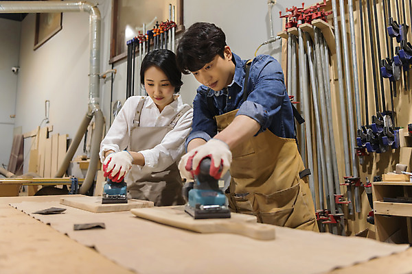 포토 JPG 커플 응시 여자 남자 커플라이프 데이트 실내 상반신 20대 성인 두명 목재 앞모습 앞치마 한국인 잡기 작업실 목공예 가구공방 사포 나무도마 다듬기 대패 목장갑 성인만 공방체험 국내포토 나무 라이프스타일 시선 뷰포인트 장갑 재료 관계 모션 도마 사람 동양인 청년 내부 체험 공예 파일형식