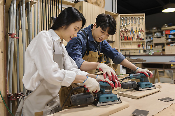 포토 JPG 커플 응시 여자 남자 커플라이프 데이트 실내 상반신 20대 성인 두명 목재 옆모습 앞치마 한국인 잡기 작업실 목공예 가구공방 사포 나무도마 다듬기 대패 목장갑 성인만 공방체험 국내포토 나무 라이프스타일 시선 뷰포인트 장갑 재료 관계 모션 도마 사람 동양인 청년 내부 체험 공예 파일형식