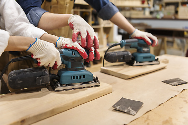 포토 JPG 손 커플 남자 커플라이프 데이트 실내 한명 상반신 20대 성인 목재 옆모습 신체부위 손잡기 앞치마 한국인 잡기 작업실 목공예 가구공방 사포 나무도마 다듬기 대패 목장갑 성인남자한명만 공방체험 국내포토 나무 1 라이프스타일 뷰포인트 장갑 재료 관계 모션 도마 사람 동양인 청년 내부 체험 공예 남자한명만 성인남자만 파일형식