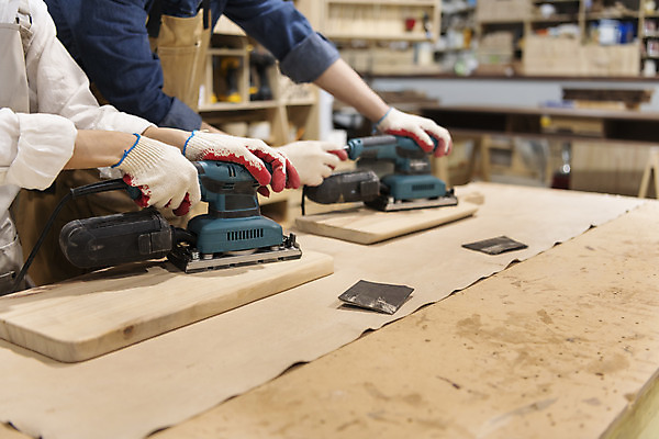 포토 JPG 손 커플 여자 남자 커플라이프 데이트 실내 상반신 20대 성인 두명 목재 옆모습 앞치마 한국인 잡기 작업실 목공예 가구공방 사포 나무도마 다듬기 대패 목장갑 성인만 공방체험 국내포토 나무 라이프스타일 뷰포인트 장갑 재료 관계 모션 도마 사람 동양인 청년 내부 신체부위 체험 공예 파일형식