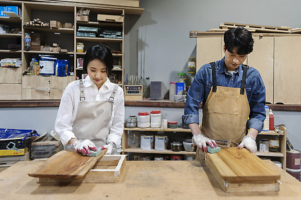 포토 JPG 커플 여자 남자 커플라이프 데이트 실내 상반신 20대 성인 두명 목재 앞모습 앞치마 한국인 잡기 작업실 바르기 목공예 가구공방 스펀지 나무도마 목장갑 왁스 성인만 공방체험 국내포토 나무 라이프스타일 뷰포인트 장갑 재료 관계 모션 도마 사람 동양인 청년 내부 체험 공예 파일형식