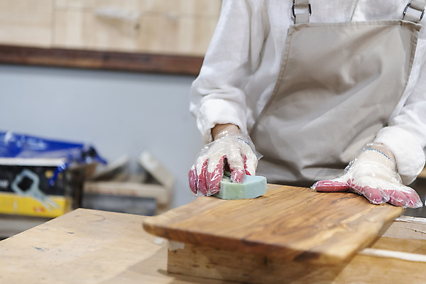 포토 JPG 우먼라이프 여자 실내 한명 상반신 20대 성인 목재 앞모습 앞치마 한국인 잡기 작업실 바르기 목공예 가구공방 스펀지 나무도마 목장갑 왁스 성인여자한명만 공방체험 국내포토 나무 1 라이프스타일 뷰포인트 장갑 재료 모션 도마 사람 동양인 청년 내부 체험 공예 여자한명만 성인여자만 파일형식
