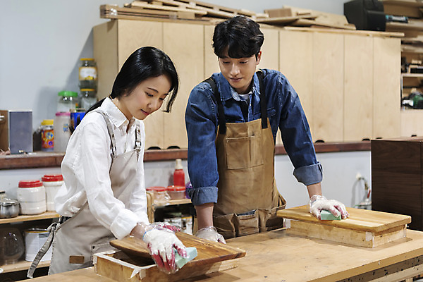 포토 JPG 커플 응시 여자 남자 커플라이프 데이트 실내 상반신 20대 성인 두명 목재 앞모습 옆모습 앞치마 한국인 잡기 작업실 바르기 목공예 가구공방 스펀지 나무도마 목장갑 왁스 성인만 공방체험 국내포토 나무 라이프스타일 시선 뷰포인트 장갑 재료 관계 모션 도마 사람 동양인 청년 내부 체험 공예 파일형식