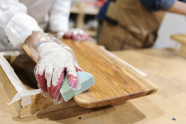 포토 JPG 손 커플 여자 남자 커플라이프 데이트 실내 근접촬영 상반신 20대 성인 두명 목재 옆모습 아웃포커스 앞치마 한국인 잡기 작업실 바르기 목공예 가구공방 스펀지 나무도마 목장갑 왁스 성인만 공방체험 국내포토 나무 라이프스타일 뷰포인트 장갑 재료 관계 모션 도마 촬영기법 사람 동양인 청년 내부 신체부위 체험 공예 파일형식