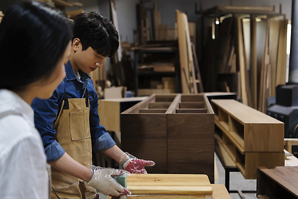 포토 JPG 커플 응시 여자 남자 커플라이프 데이트 실내 상반신 20대 성인 두명 목재 옆모습 뒷모습 앞치마 한국인 잡기 작업실 목공예 가구공방 나무도마 목장갑 왁스 성인만 공방체험 국내포토 나무 라이프스타일 시선 뷰포인트 장갑 재료 관계 모션 도마 사람 동양인 청년 내부 체험 공예 파일형식