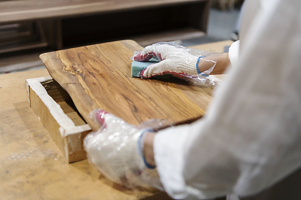 포토 JPG 우먼라이프 여자 실내 한명 상반신 20대 성인 목재 옆모습 한국인 잡기 작업실 소프트포커스 바르기 목공예 가구공방 스펀지 나무도마 목장갑 왁스 성인여자한명만 공방체험 국내포토 나무 1 라이프스타일 뷰포인트 장갑 재료 모션 도마 촬영기법 사람 동양인 청년 내부 체험 공예 여자한명만 성인여자만 파일형식