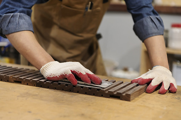 포토 JPG 남자 맨라이프 실내 한명 상반신 20대 성인 목재 앞모습 아웃포커스 앞치마 한국인 잡기 작업실 목수 목공예 가구공방 사포 다듬기 목장갑 성인남자한명만 공방체험 국내포토 나무 직업 1 라이프스타일 뷰포인트 장갑 재료 모션 촬영기법 사람 동양인 청년 내부 체험 공예 남자한명만 성인남자만 파일형식