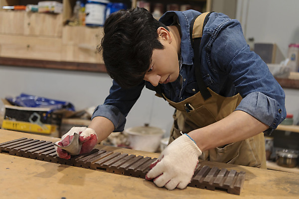 포토 JPG 응시 남자 맨라이프 실내 한명 상반신 20대 성인 목재 앞모습 앞치마 한국인 잡기 작업실 목수 확인 목공예 가구공방 사포 목장갑 성인남자한명만 공방체험 국내포토 나무 직업 1 라이프스타일 시선 뷰포인트 장갑 재료 모션 사람 동양인 청년 내부 체험 공예 남자한명만 성인남자만 파일형식