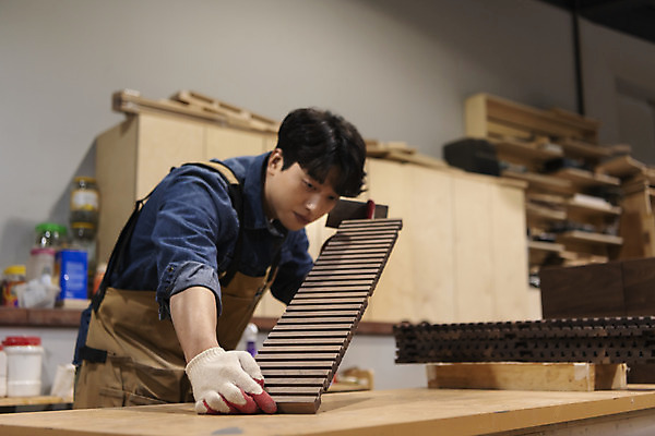 포토 JPG 응시 남자 맨라이프 실내 한명 상반신 20대 성인 목재 앞모습 앞치마 한국인 잡기 작업실 목수 확인 목공예 가구공방 목장갑 성인남자한명만 공방체험 국내포토 나무 직업 1 라이프스타일 시선 뷰포인트 장갑 재료 모션 사람 동양인 청년 내부 체험 공예 남자한명만 성인남자만 파일형식