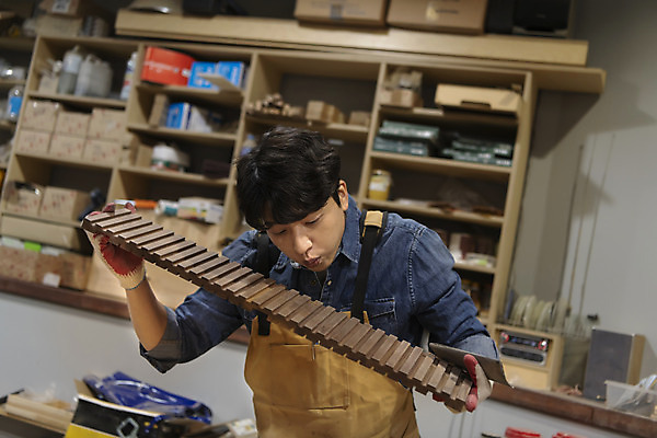 포토 JPG 응시 남자 맨라이프 실내 한명 들기 상반신 20대 성인 목재 앞모습 앞치마 한국인 작업실 불기 목수 목공예 가구공방 목장갑 성인남자한명만 공방체험 국내포토 나무 직업 1 라이프스타일 시선 뷰포인트 장갑 재료 모션 사람 동양인 청년 내부 체험 공예 남자한명만 성인남자만 파일형식