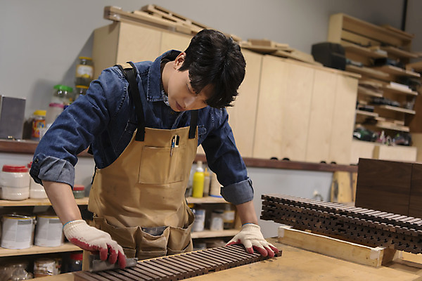 포토 JPG 응시 남자 맨라이프 실내 한명 상반신 20대 성인 목재 앞모습 앞치마 한국인 잡기 작업실 목수 목공예 가구공방 사포 다듬기 목장갑 성인남자한명만 공방체험 국내포토 나무 직업 1 라이프스타일 시선 뷰포인트 장갑 재료 모션 사람 동양인 청년 내부 체험 공예 남자한명만 성인남자만 파일형식
