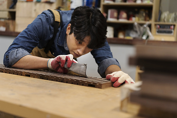 포토 JPG 응시 남자 맨라이프 실내 한명 상반신 20대 성인 목재 앞모습 앞치마 한국인 잡기 작업실 소프트포커스 목수 목공예 가구공방 사포 다듬기 목장갑 성인남자한명만 공방체험 국내포토 나무 직업 1 라이프스타일 시선 뷰포인트 장갑 재료 모션 촬영기법 사람 동양인 청년 내부 체험 공예 남자한명만 성인남자만 파일형식
