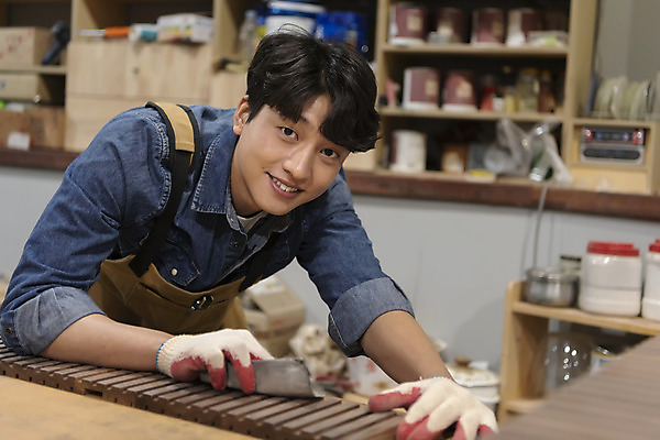 포토 JPG 응시 남자 맨라이프 실내 한명 미소 상반신 20대 성인 목재 앞모습 앞치마 한국인 잡기 작업실 목수 목공예 가구공방 사포 다듬기 목장갑 성인남자한명만 공방체험 국내포토 나무 직업 1 라이프스타일 시선 뷰포인트 장갑 재료 모션 표정 사람 동양인 청년 내부 체험 공예 남자한명만 성인남자만 파일형식