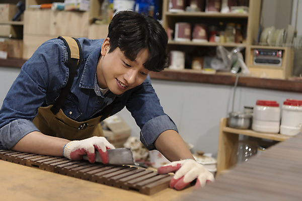 포토 JPG 응시 남자 맨라이프 실내 한명 미소 상반신 20대 성인 목재 앞모습 앞치마 한국인 잡기 작업실 목수 목공예 가구공방 사포 다듬기 목장갑 성인남자한명만 공방체험 국내포토 나무 직업 1 라이프스타일 시선 뷰포인트 장갑 재료 모션 표정 사람 동양인 청년 내부 체험 공예 남자한명만 성인남자만 파일형식