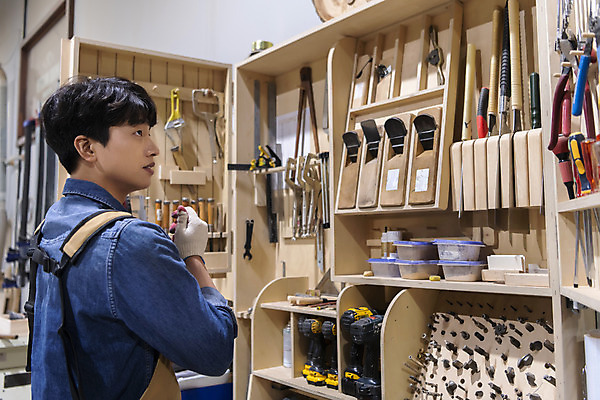 포토 JPG 응시 남자 맨라이프 실내 한명 상반신 20대 성인 옆모습 앞치마 한국인 공구 작업실 목수 고민 목공예 톱 가구공방 목장갑 전동드라이버 성인남자한명만 공방체험 국내포토 직업 1 라이프스타일 시선 감정 뷰포인트 장갑 사람 동양인 청년 내부 도구 체험 드라이버_공구 공예 남자한명만 성인남자만 파일형식