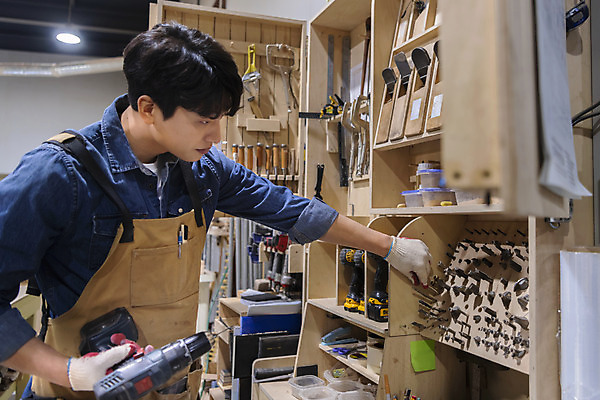 포토 JPG 응시 남자 맨라이프 실내 한명 들기 상반신 20대 성인 옆모습 앞치마 한국인 공구 잡기 작업실 목수 목공예 가구공방 드릴비트 목장갑 전동드라이버 성인남자한명만 공방체험 국내포토 직업 1 라이프스타일 시선 뷰포인트 장갑 모션 사람 동양인 청년 내부 도구 체험 드라이버_공구 공예 남자한명만 성인남자만 파일형식